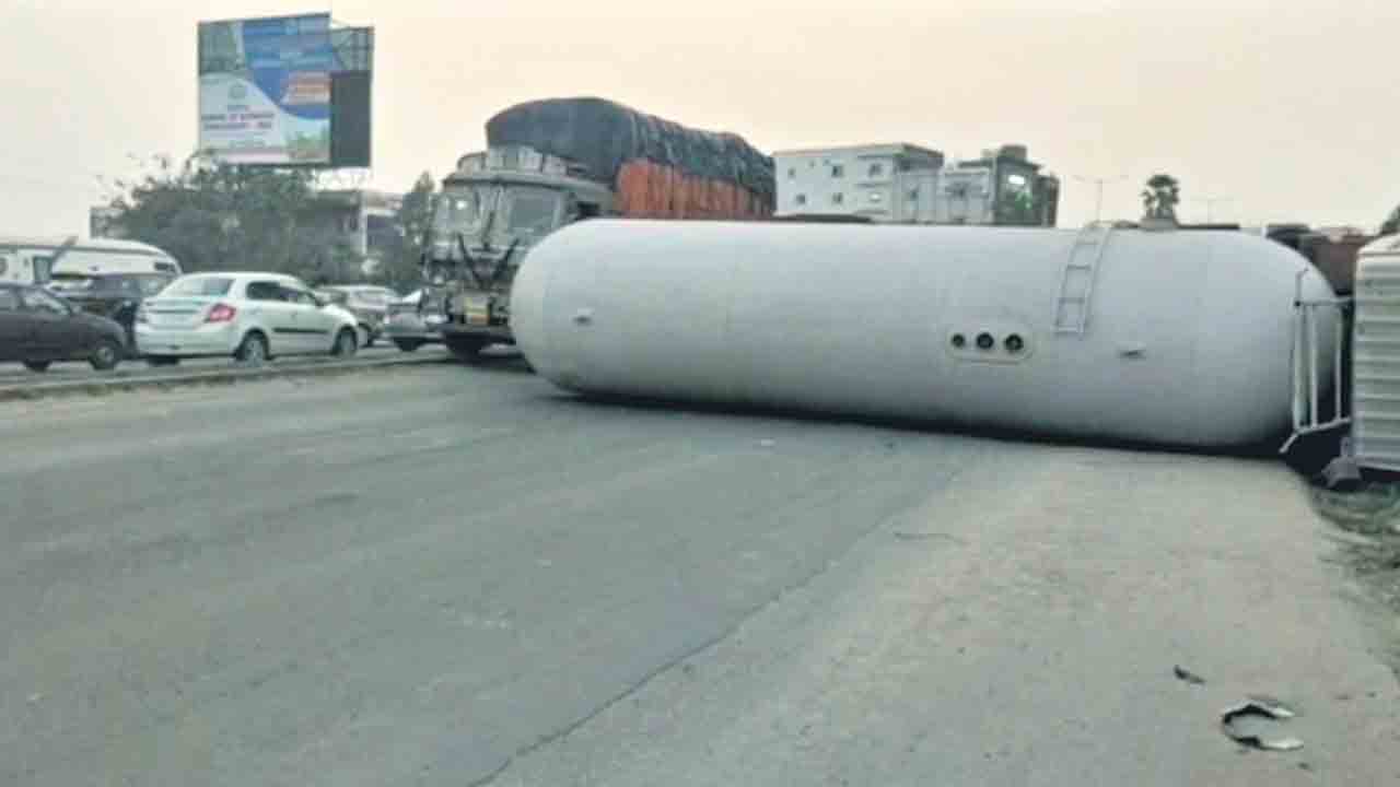 హైవేపై గ్యాస్‌ ట్యాంకర్‌ బోల్తా