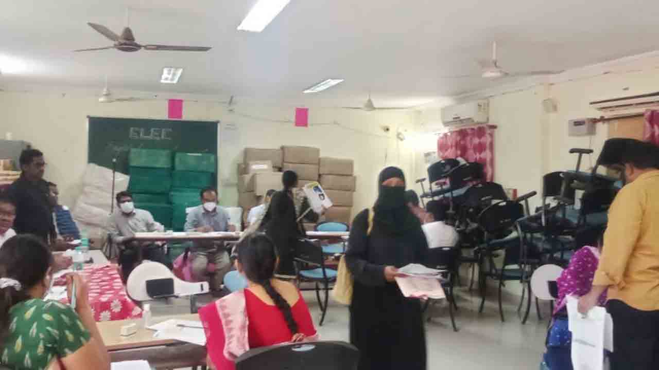 టీచర్ల బదిలీలకు దరఖాస్తులు షురూ