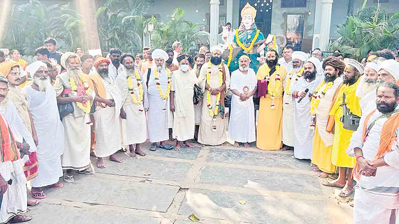 కొనసాగుతున్న సాధూ పరిషత్‌ మహాసభలు