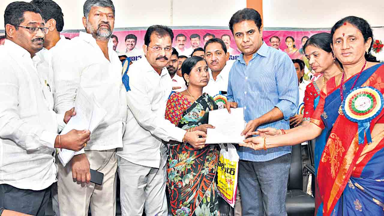 సిరిసిల్లలో ‘నేతన్న బీమా‘ తొలి చెక్కుల పంపిణీ