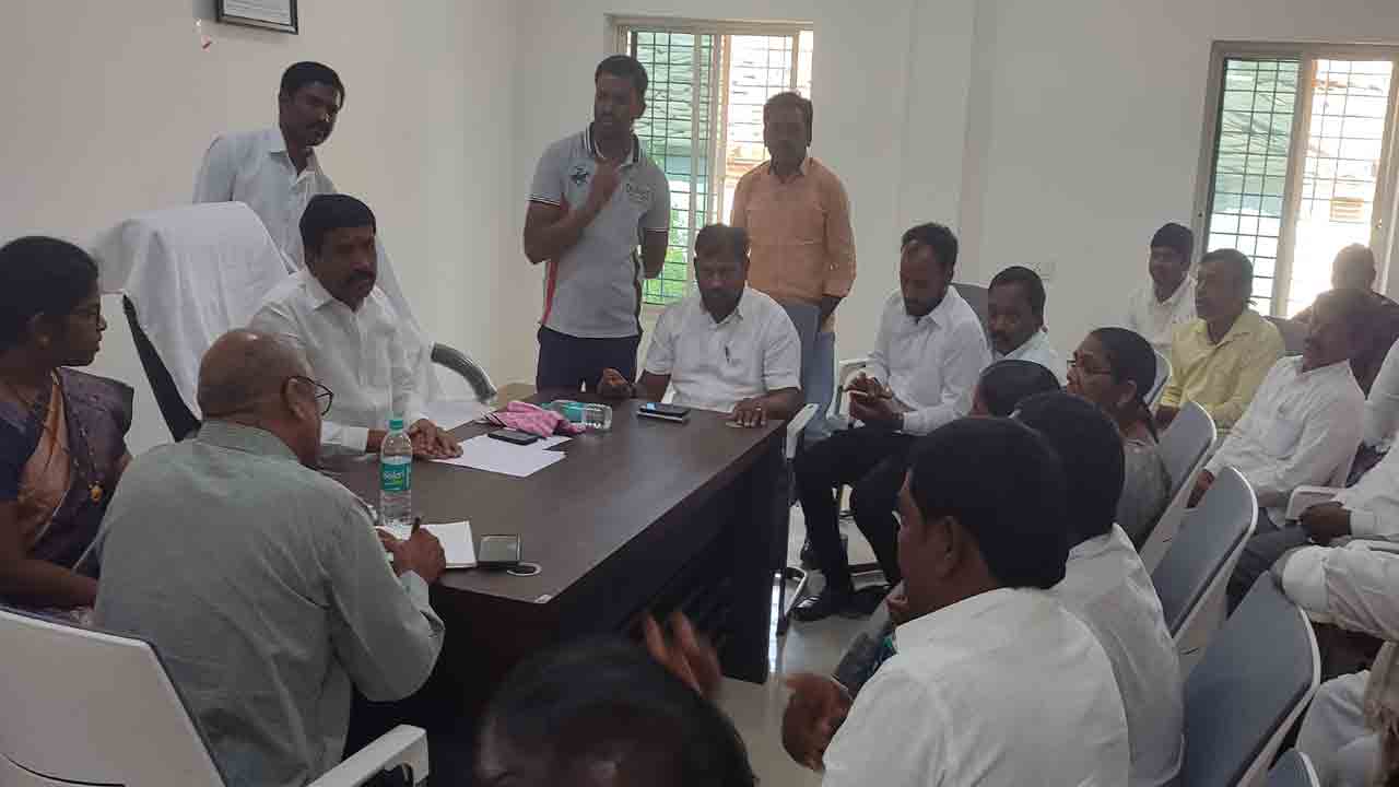 అభివృద్ధి పనుల్లో వేగం పెంచాలి