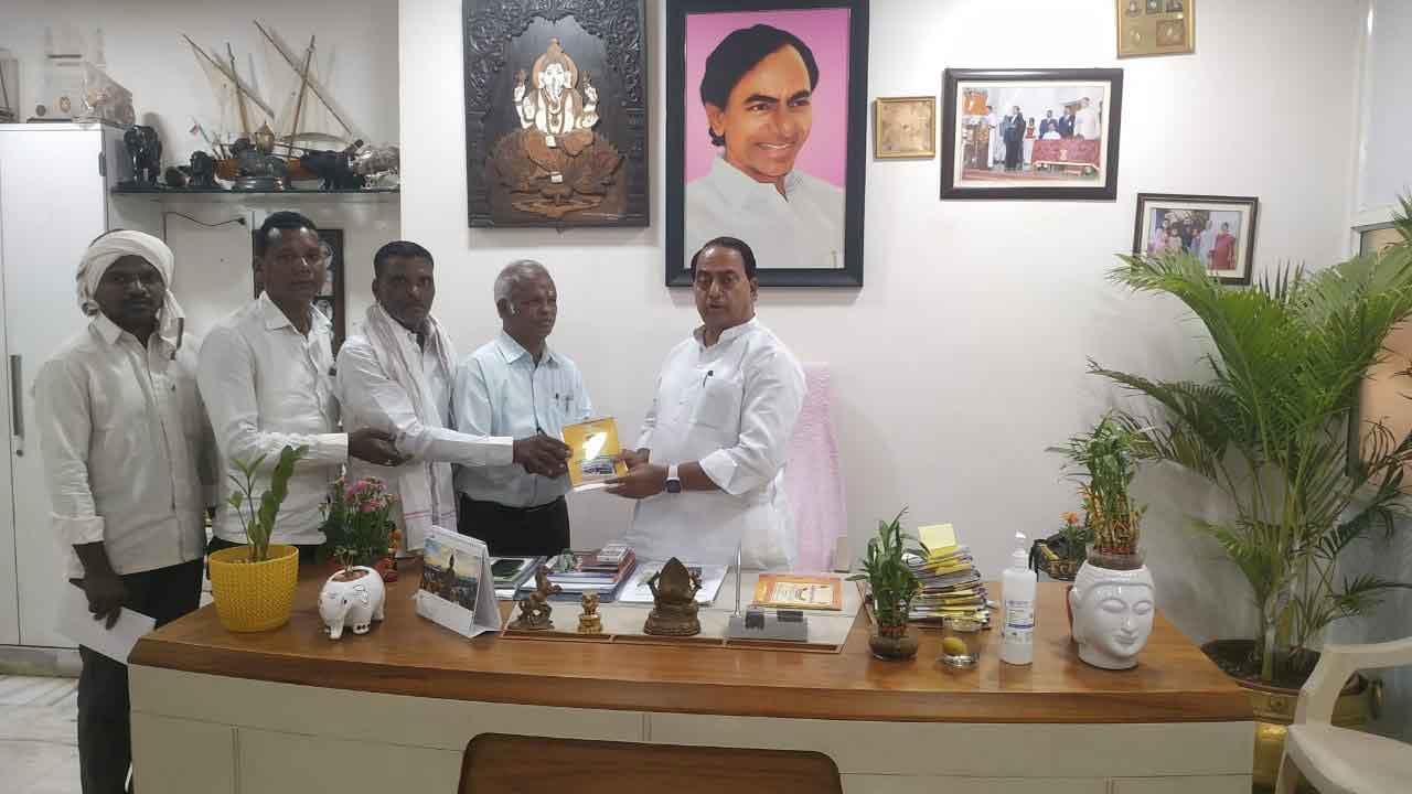 మంత్రి ఇంద్రకరణ్‌ రెడ్డికి మెస్రం వంశీయుల ఆహ్వానం