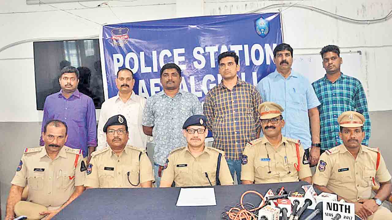 నగల వ్యాపారి దృష్టి మళ్లించి..