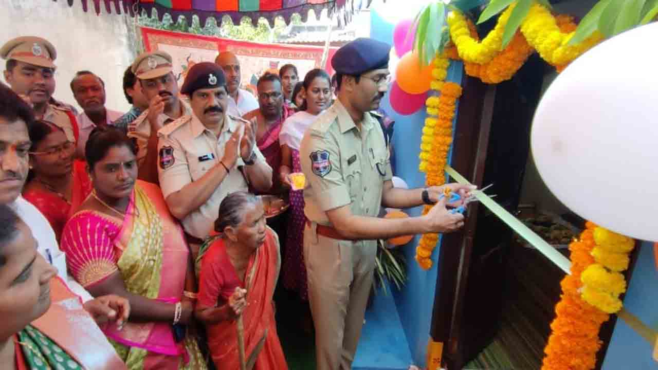 పోలీసుల ఔదార్యం