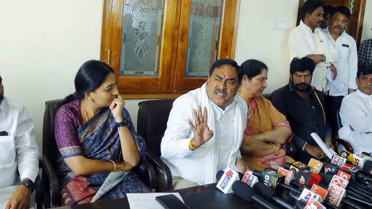 అభివృద్ధిని చూడలేని మూర్ఖులు