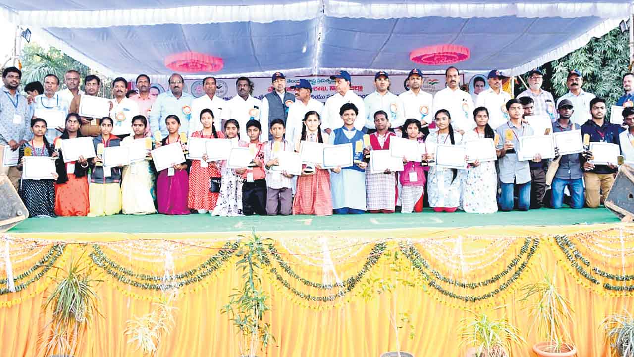 భావి శాస్త్రవేత్తలుగా ఎదగాలి