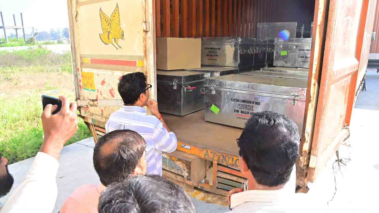 ఈవీఎంలొచ్చాయి..