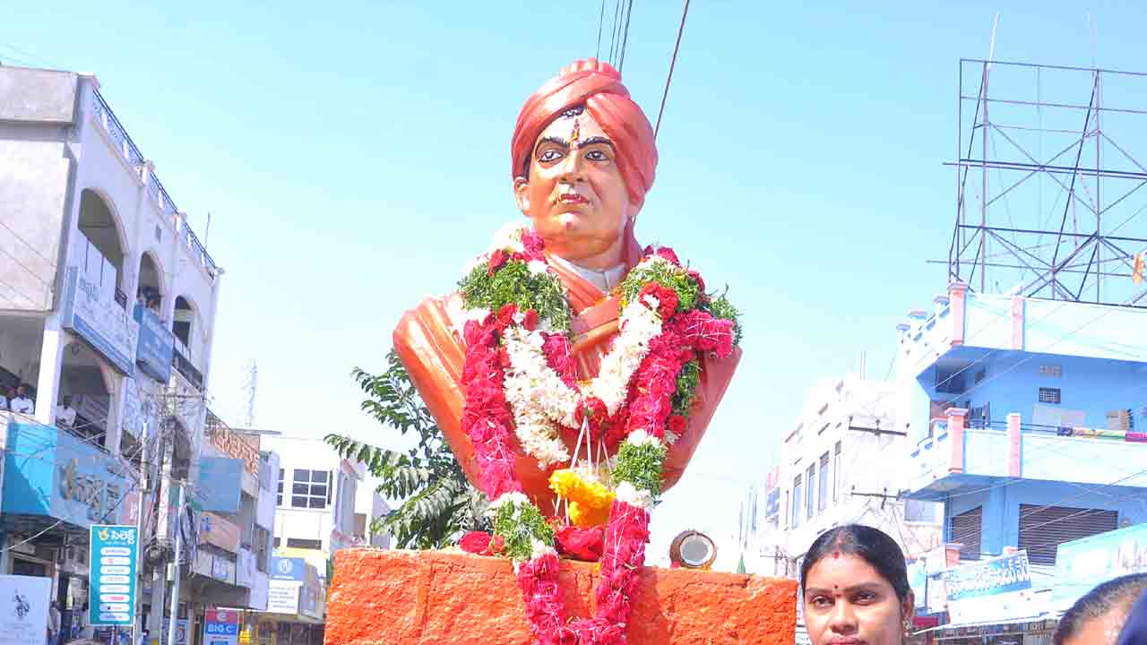 వివేకానందుడి ని స్ఫూర్తిగా తీసుకోవాలి