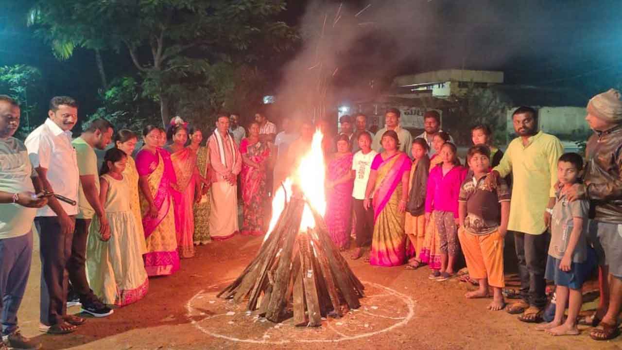 ఇంటింటా భోగి వేడుకలు
