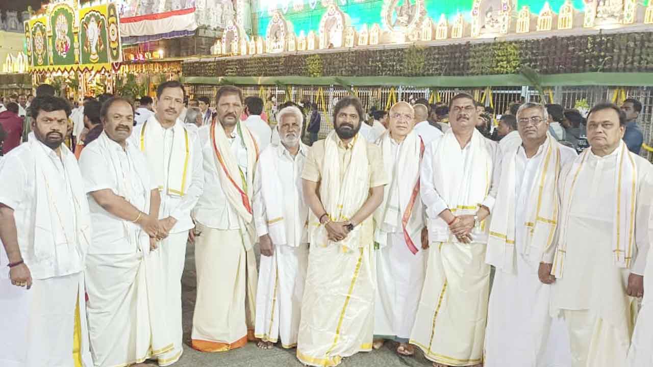 తిరుమలలో మంత్రి, ఎమ్మెల్యేల సందడి