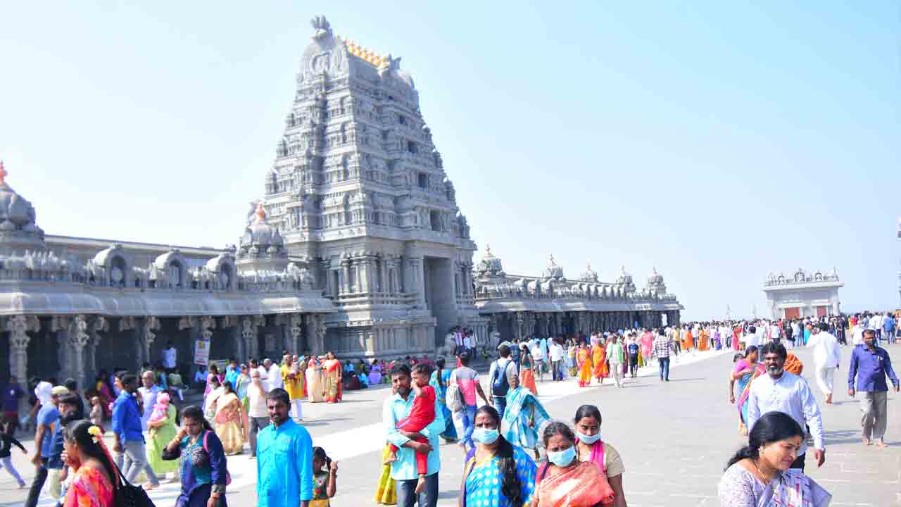 గుట్టలో వైభవంగా నిత్యోత్సవాలు