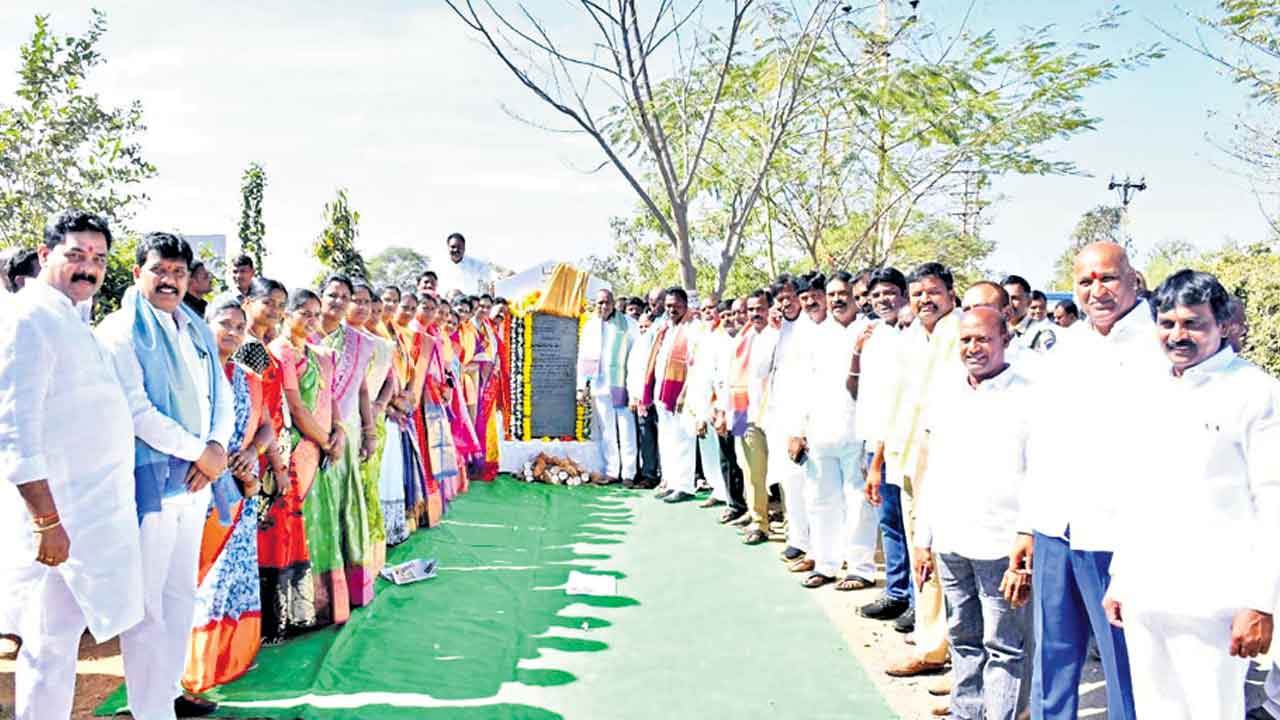 మౌలిక వసతుల కల్పనకు ప్రాధాన్యం