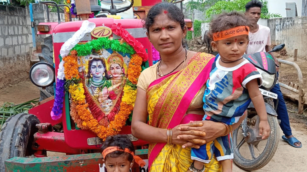 కూతురు సహా మహిళ ఆత్మహత్య