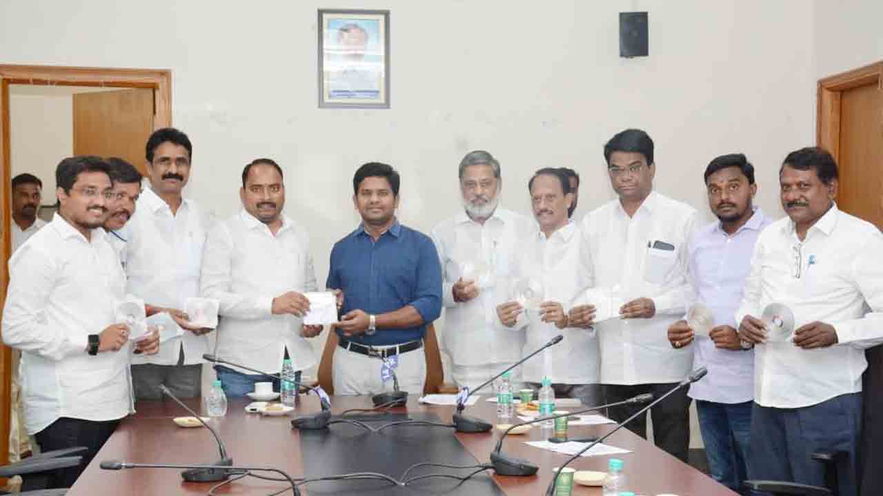 జిల్లా ఓటర్లు 7,05,833 మంది