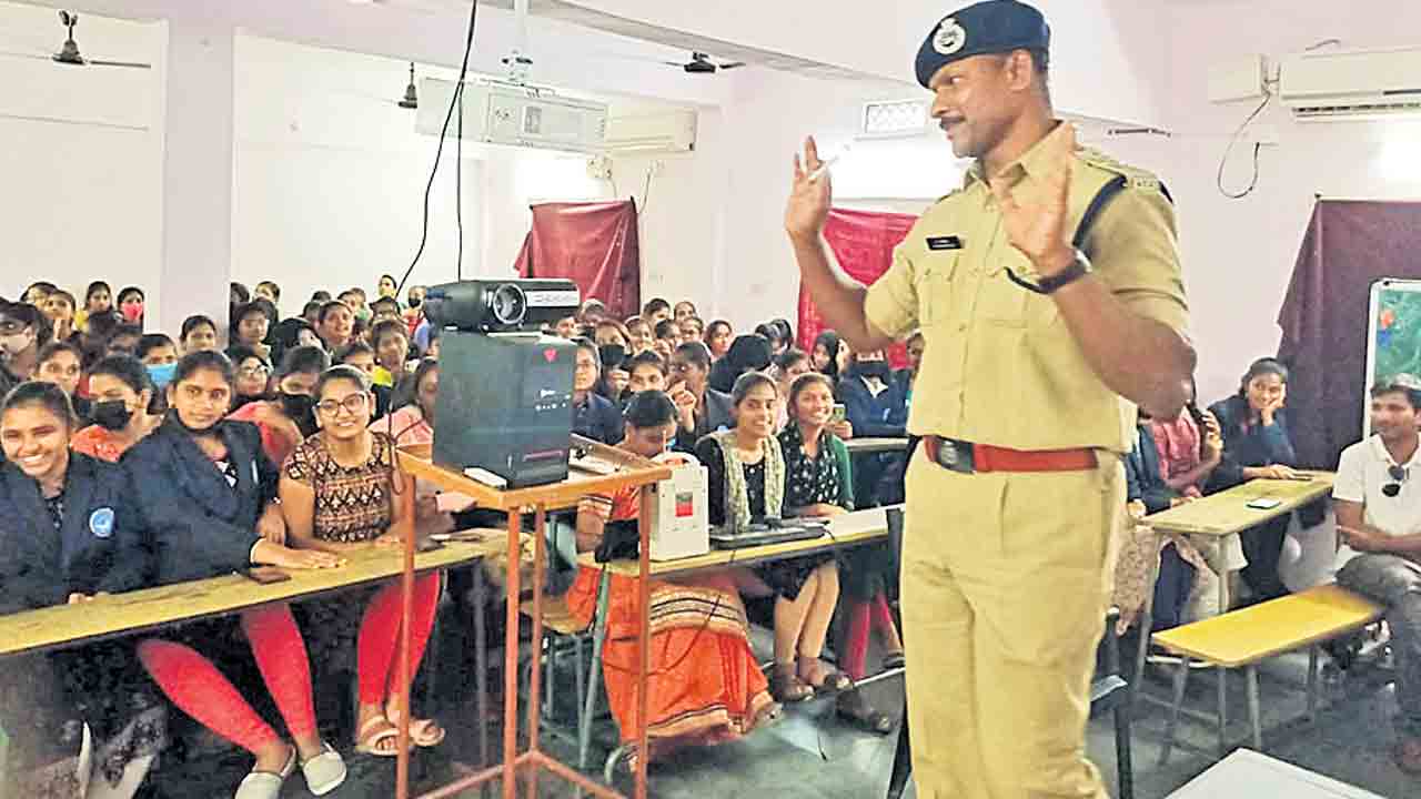 ట్రాఫిక్‌ నియమాలను పాఠ్యాంశంగా బోధించాలి