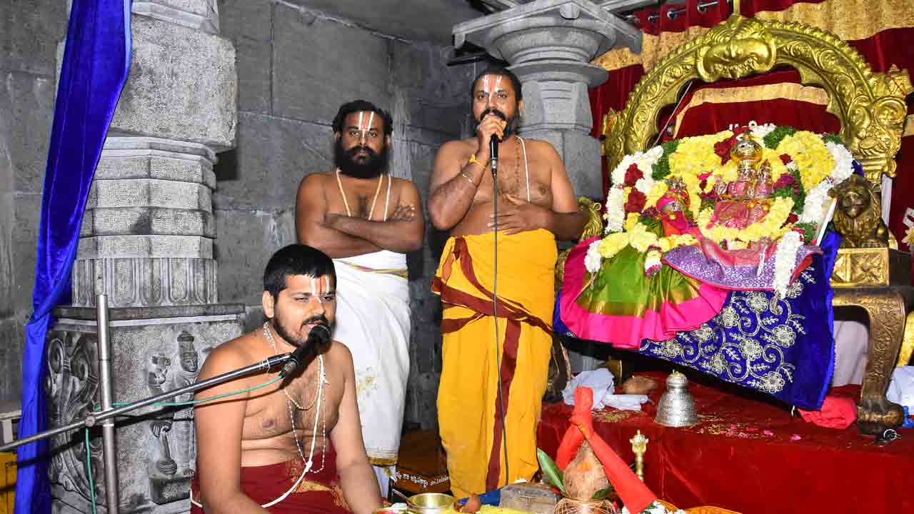 గుట్టలో వైభవంగా నిత్య కల్యాణోత్సవం