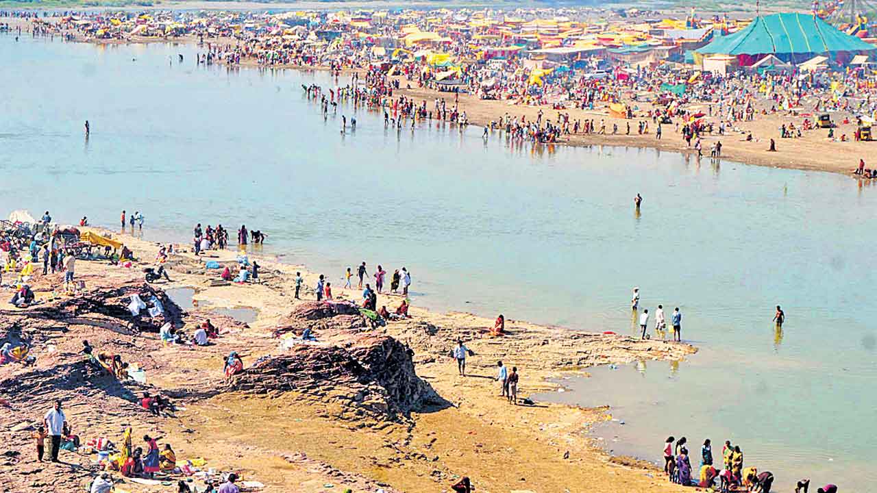 జనసంద్రం.. పెన్‌గంగ తీరం