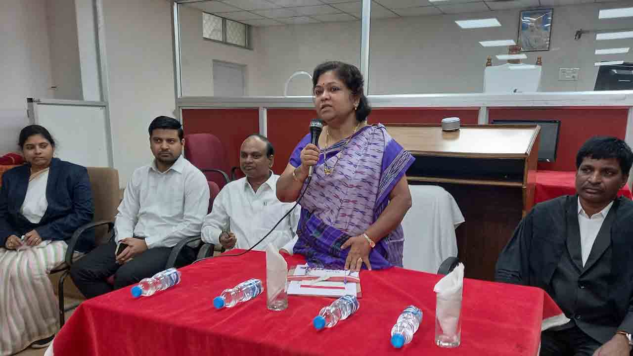 న్యాయం జరిగేలా కేసులు పరిష్కరించాలి