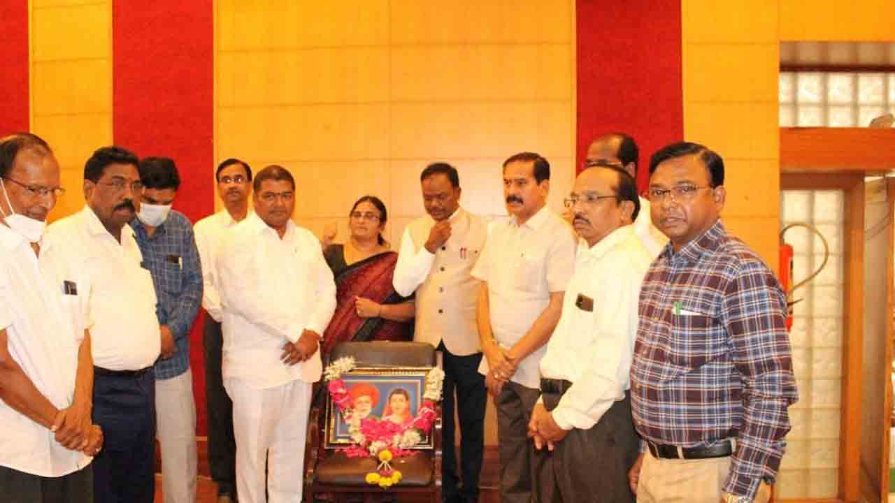 విద్యతోనే సమస్యలు పరిష్కారం