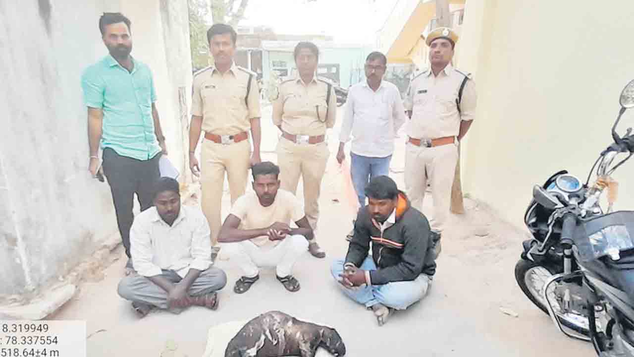 ఏదును వేటాడిన ముగ్గురిపై కేసు నమోదు