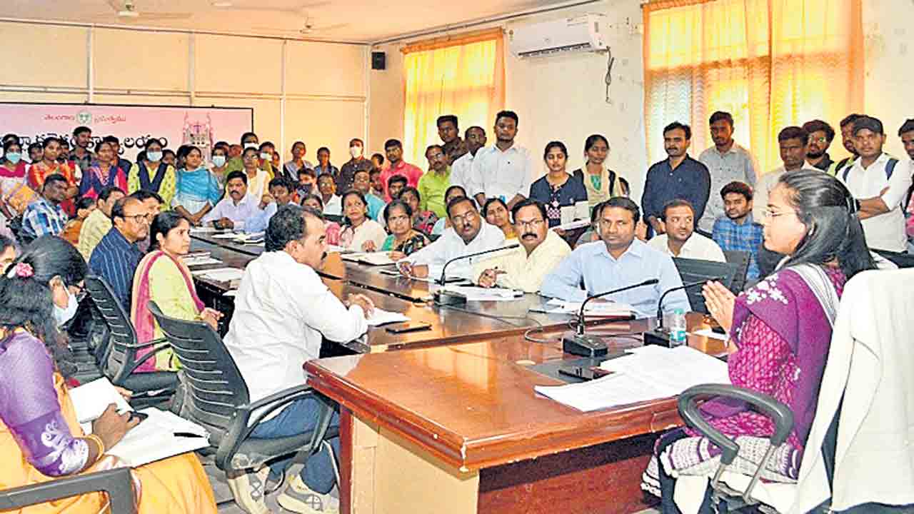 కంటి వెలుగుపై అధికారులు ప్రత్యేక దృష్టి కేంద్రీకరించాలి