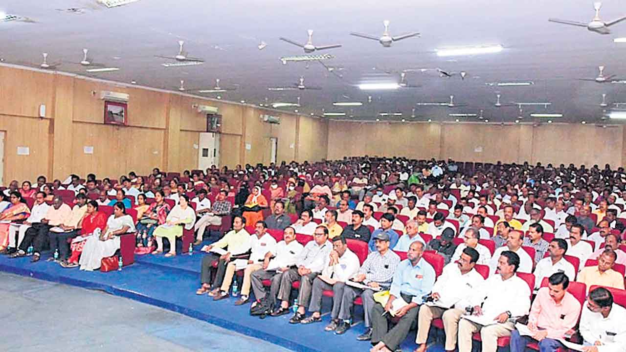 పదిలో 100 శాతం ఉత్తీర్ణత సాధించాలి