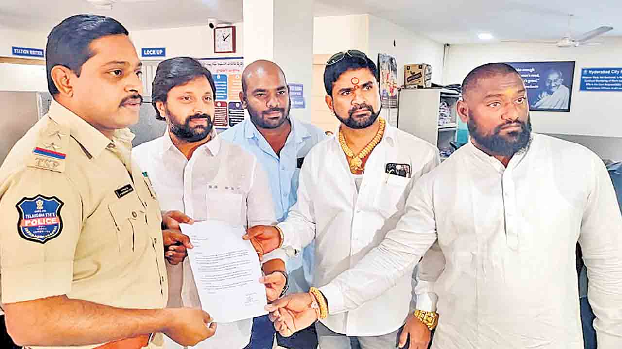 రేవంత్‌రెడ్డిపై కేసు నమోదు చేయాలి