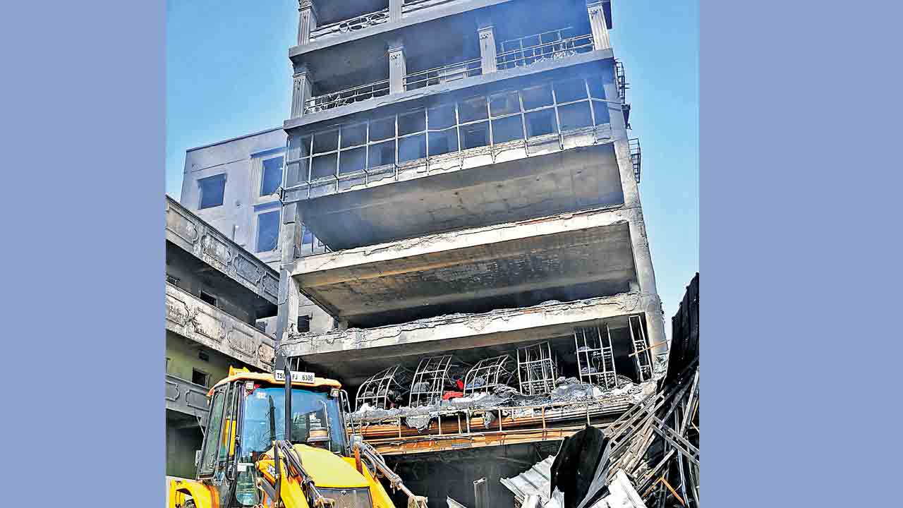 ఆరని సెగ వేడి తగ్గని డెక్కన్‌మాల్‌