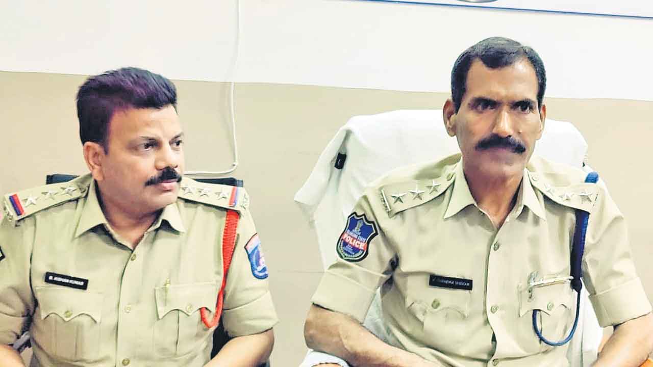 ప్రీ లాంచింగ్‌ పేరుతో రూ.20 కోట్లు వసూలు