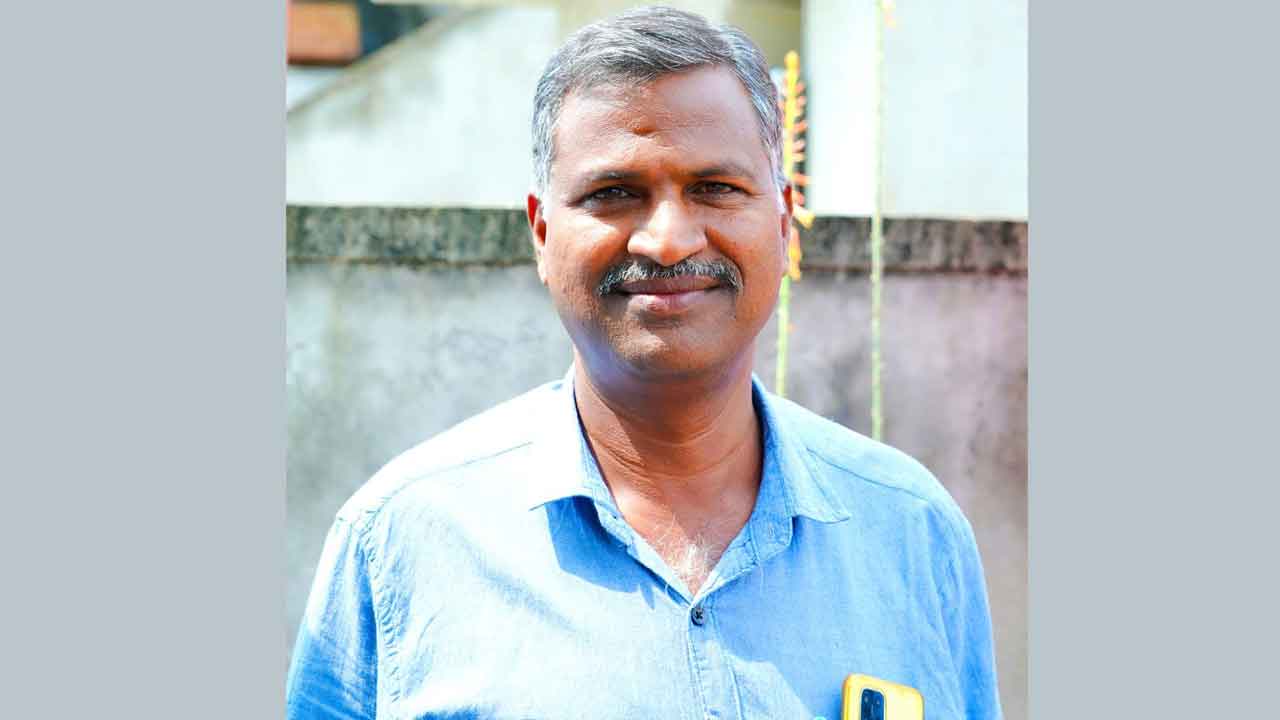 పోస్టులు, పర్మినెంట్ల పేరుతో వసూళ్లు