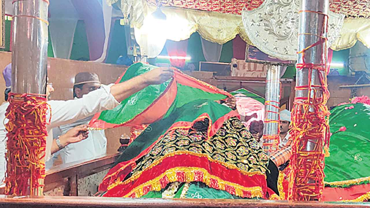 మత సామరస్యానికి ప్రతీక జహంగీర్ పీర్ దర్గా