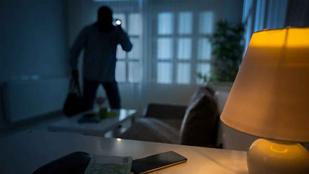 గంట వ్యవధిలోనే.. పది ఇండ్లల్లో చోరీ