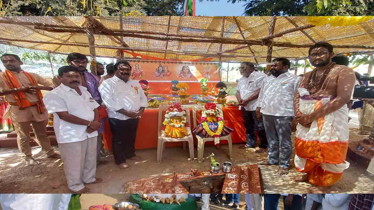 అట్టహాసంగా శివాలయ పునఃప్రతిష్ఠాపన వేడుకలు