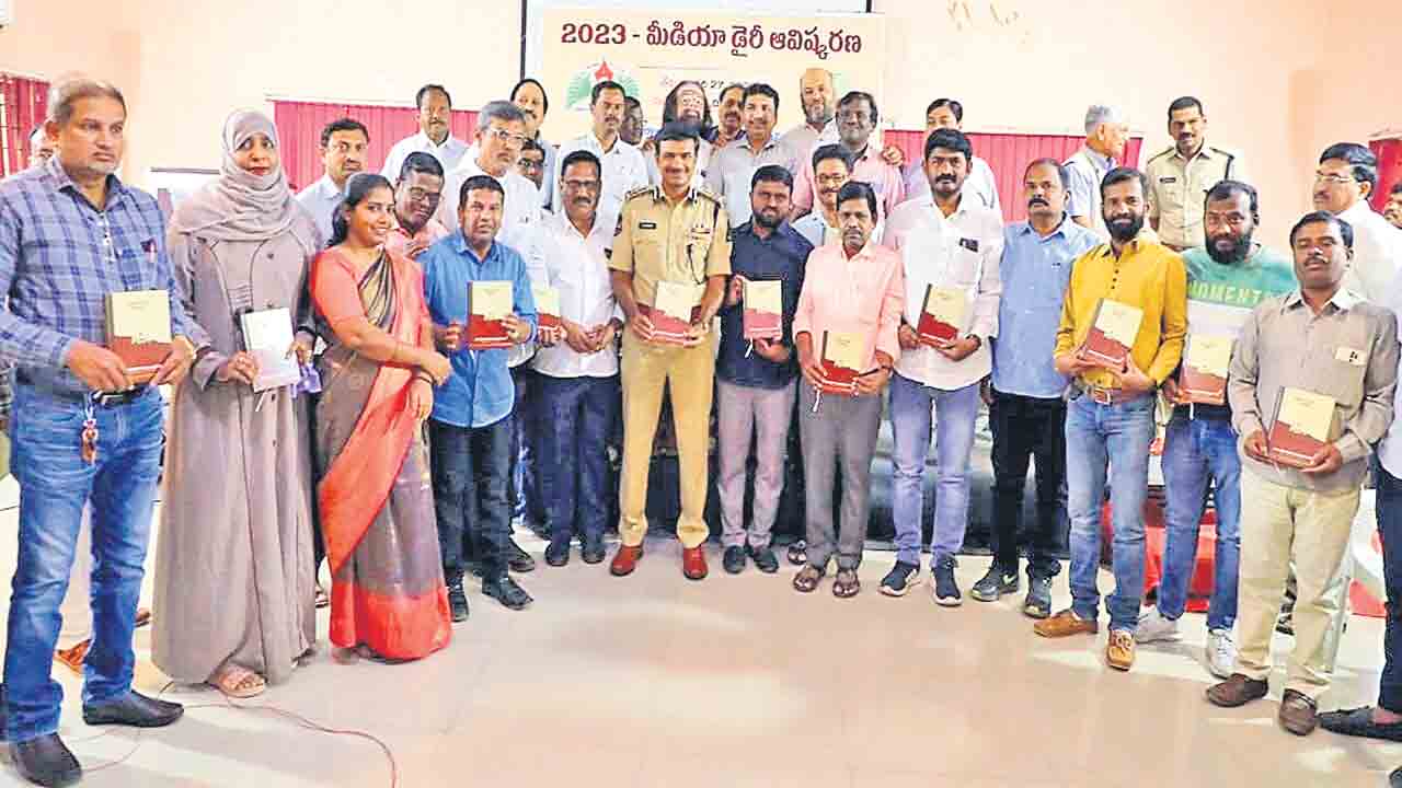 మీడియా బాధ్యతగా వ్యవహరించాలి