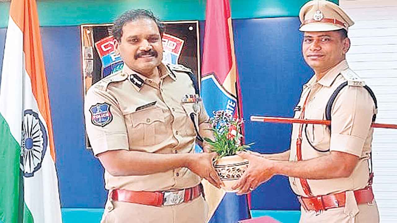 బాధ్యతలు స్వీకరించిన ఐపీఎస్‌లు