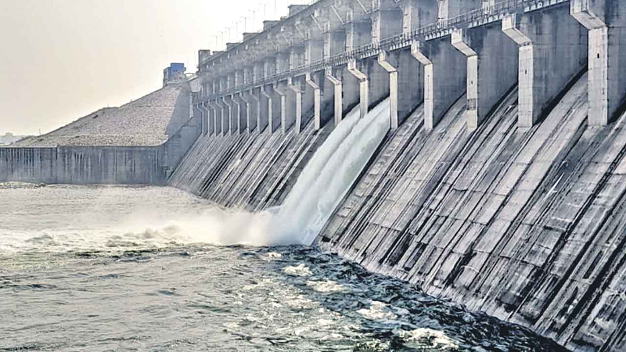 ఎస్సారార్‌ రెండు గేట్ల ఎత్తివేత