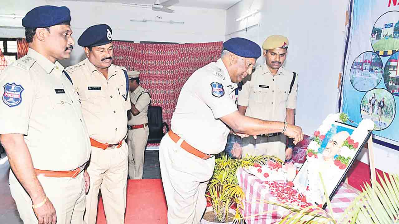 మహాత్మా గాంధీకి ఘననివాళి