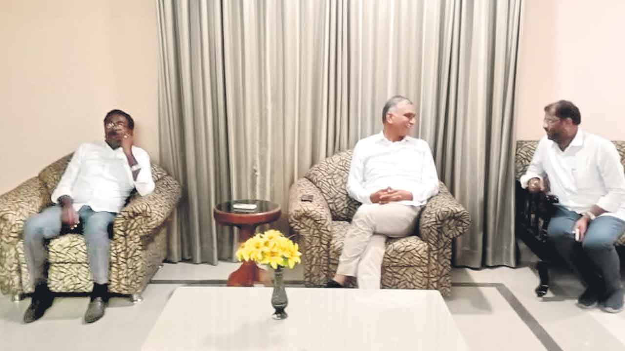 మాజీ మంత్రి తుమ్మలను కలిసిన మంత్రి హరీశ్‌రావు