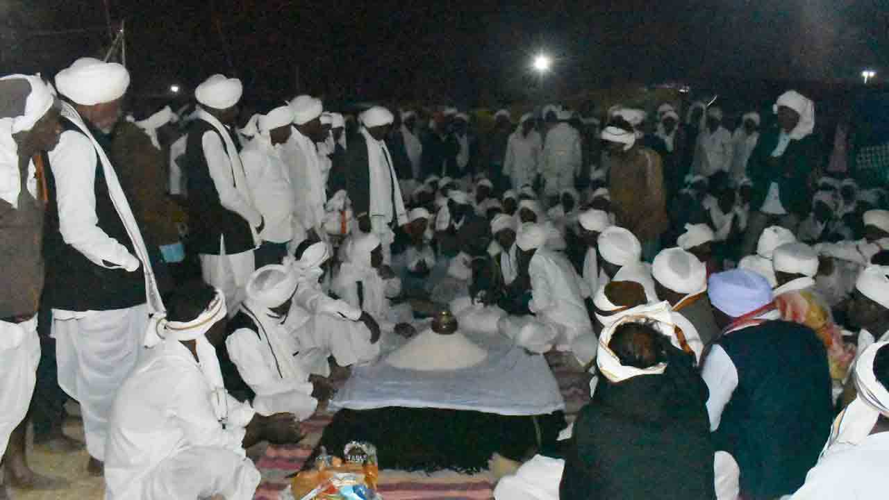 సంప్రదాయబద్ధంగా తుమ్‌ పూజలు