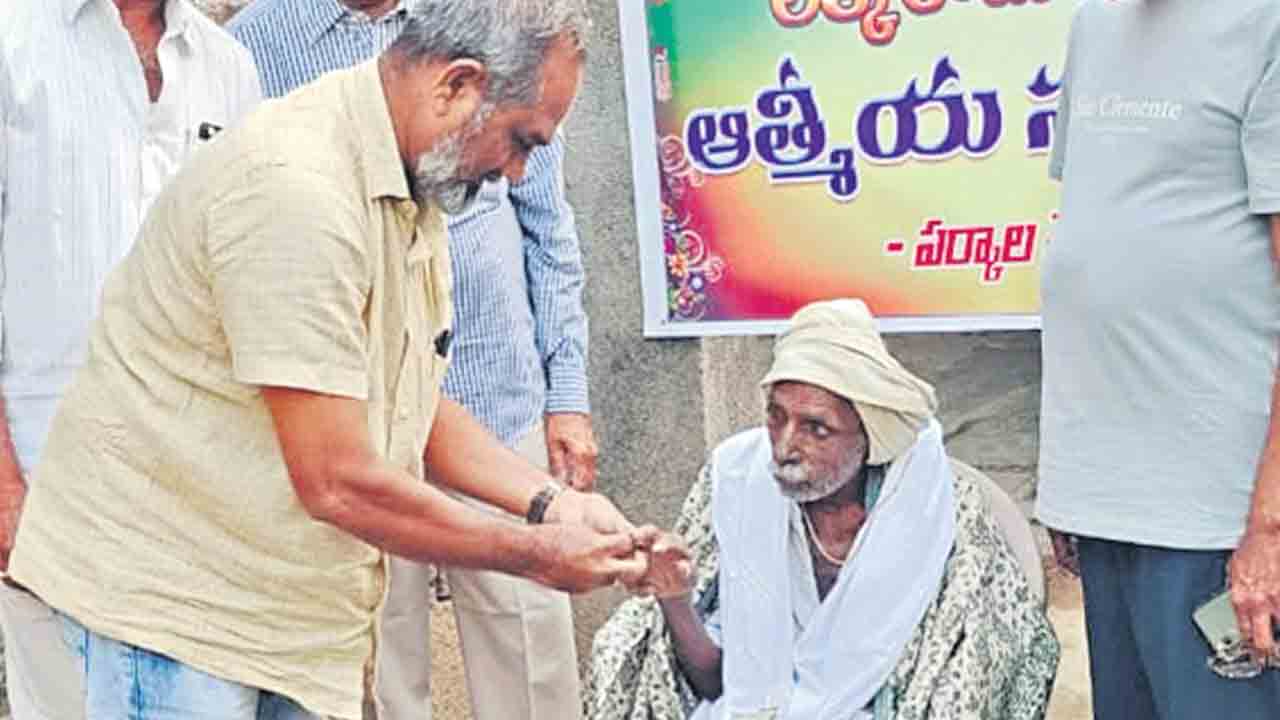 తల్లిదండ్రులకు సేవ చేశాడని వృద్ధుడికి సత్కారం
