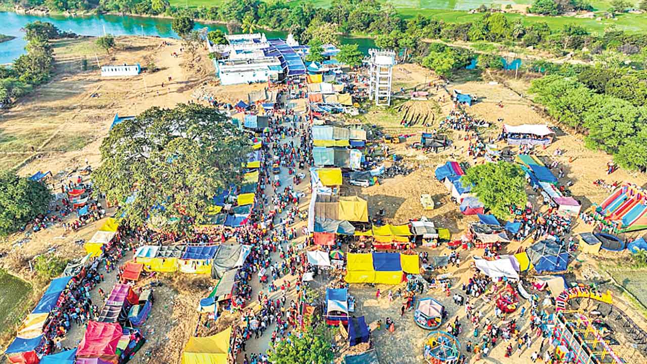 భక్తులతో కిటకిటలాడిన కూడవెల్లి