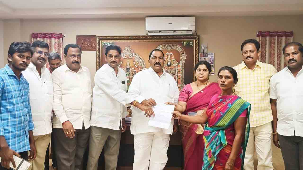 కార్యకర్తల కుటుంబాలకు అండగా బీఆర్‌ఎస్‌