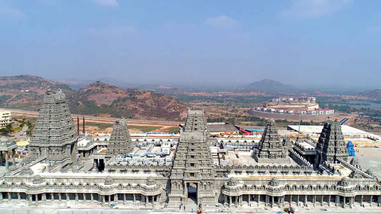 యాదగిరిగుట్టపైకి ఐదు లిఫ్టులు