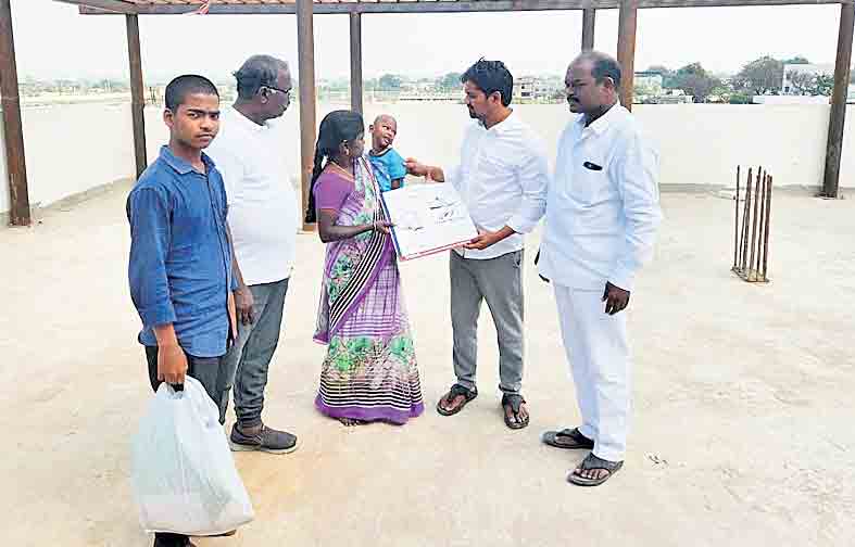 మానవత్వం చాటుకున్న అవినాశ్‌రెడ్డి