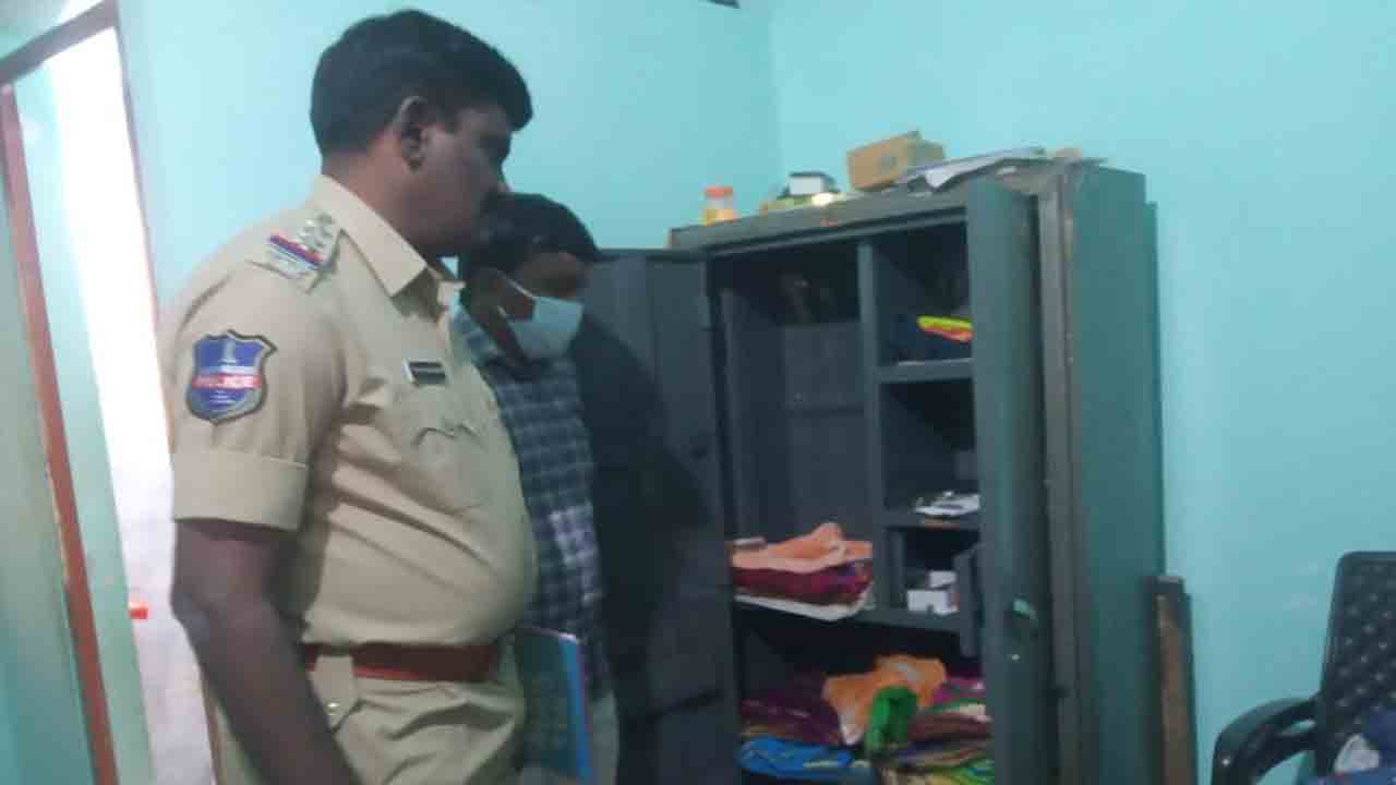 రెచ్చిపోయిన దొంగలు.. తాళం వేసిన ఇండ్లే టార్గెట్‌