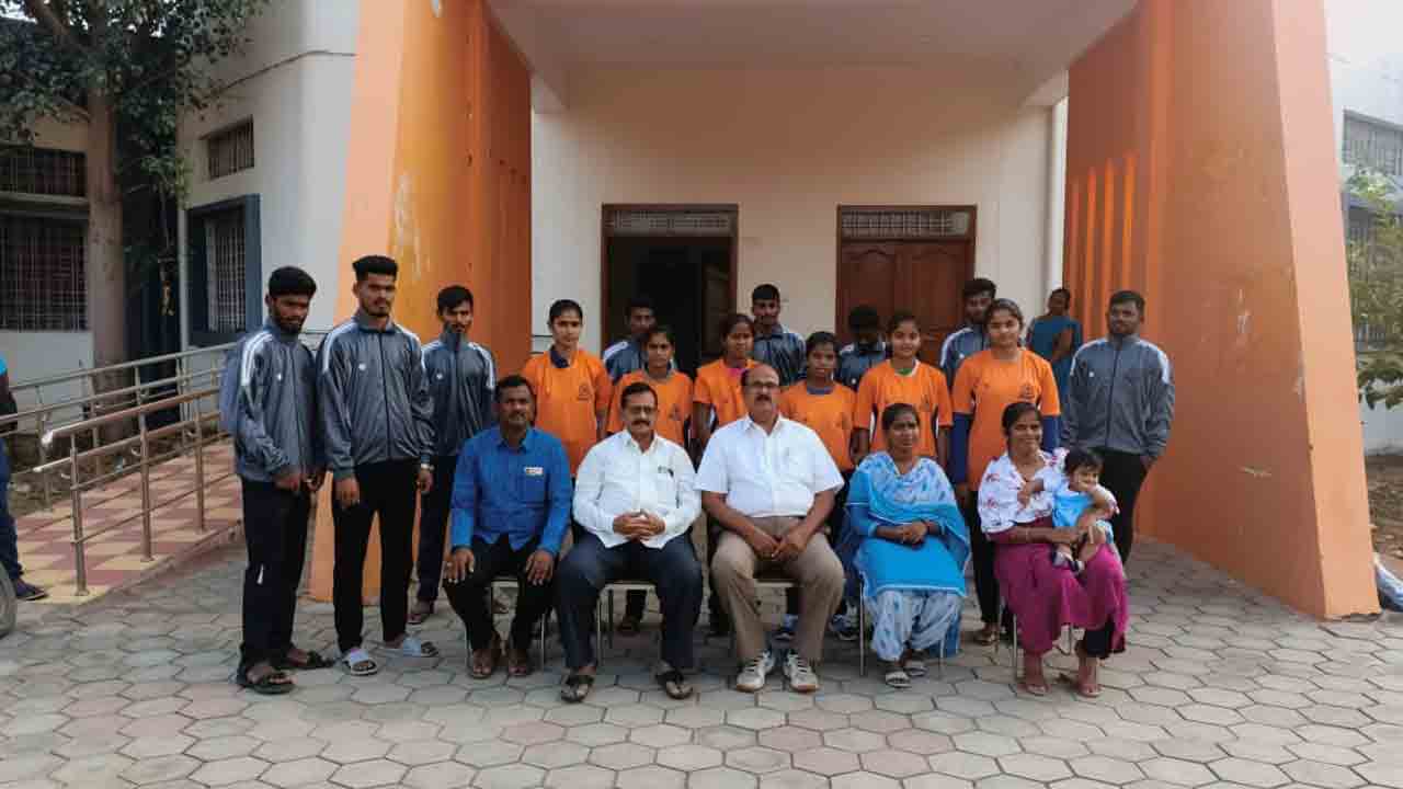 చదువుతోపాటు క్రీడల్లోనూ రాణించాలి