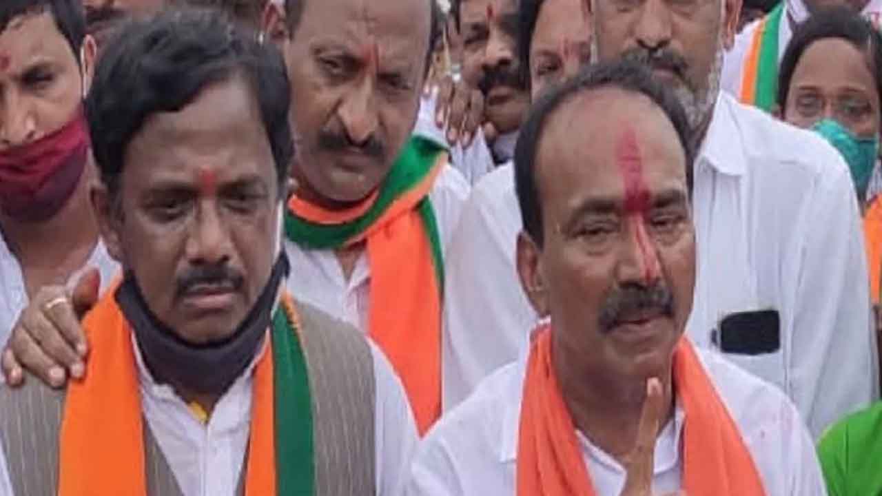 పైసలిస్తవా.. జాగ రాసిస్తవా.. బహిరంగంగా ఈటలను నిలదీసిన వివేక్‌