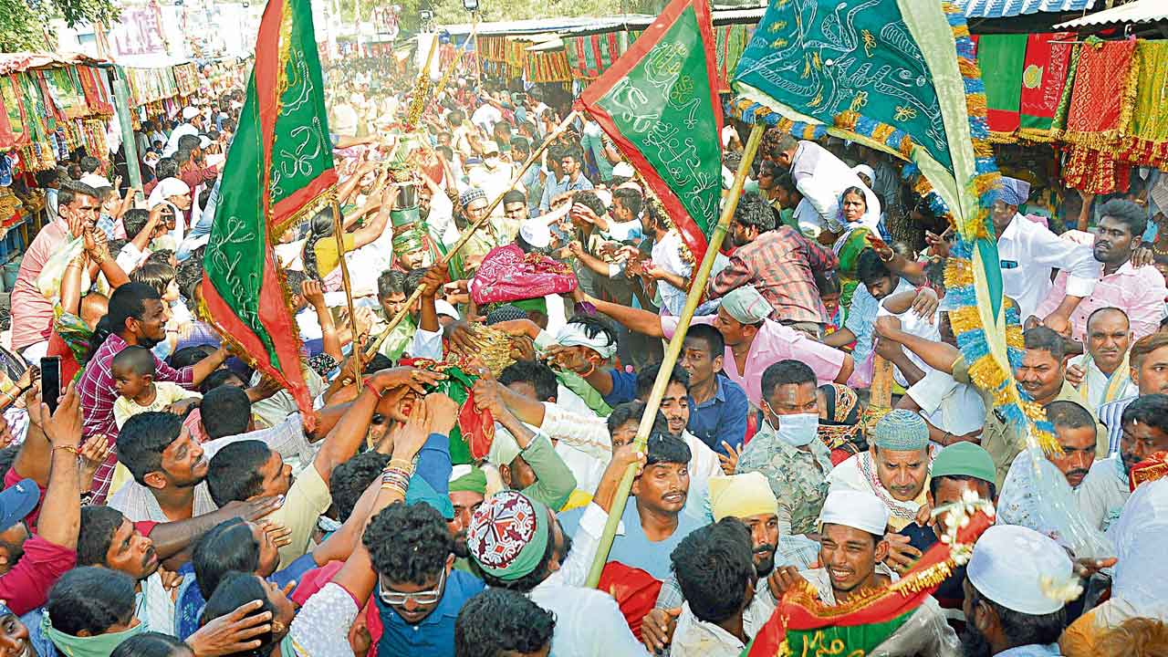 దారులన్నీ జాన్పహాడ్ దర్గావైపే..