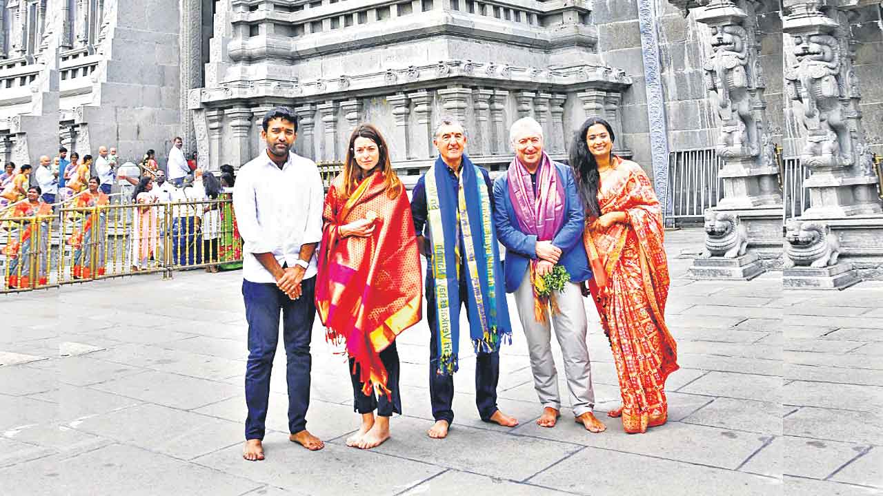 భక్తిశ్రద్ధలతో యాదగిరీశుడికి సుప్రభాత సేవ