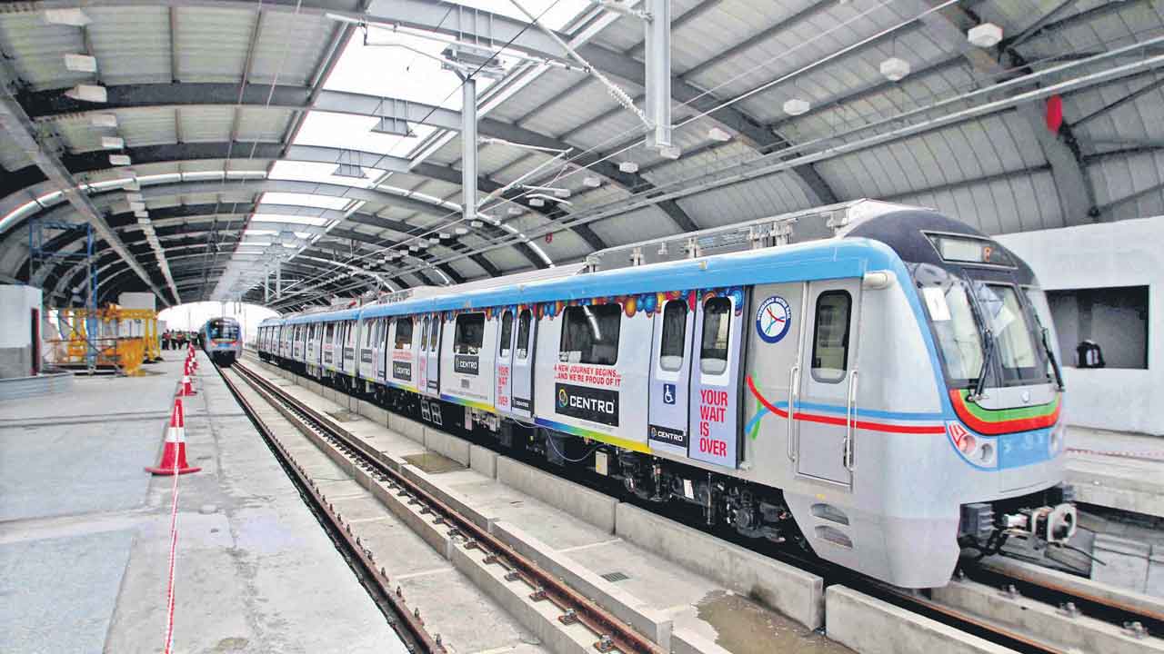 రాత్రి ఒంటి గంట వరకు మెట్రో రైళ్లు